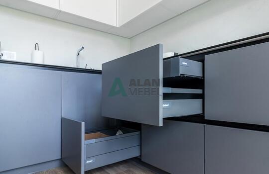 Современная угловая кухня с барной стойкой 