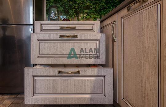 Классическая угловая кухня из дубового шпона 