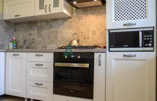 угловая кухня с белыми фасадами из натурального дерева на заказ в Минске 