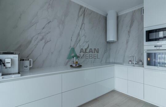 Угловая кухня без ручек из глянцевого акрила Senosan 