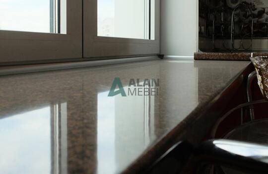 большая Г-образная кухня оранжевого цвета с темной столешницей под заказ по индивидуальным размерам 