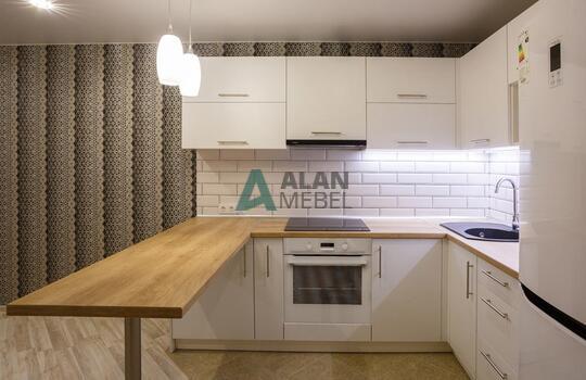 Акриловая кухня бежевого цвета с деревянной столешницей и барной стойкой на заказ 