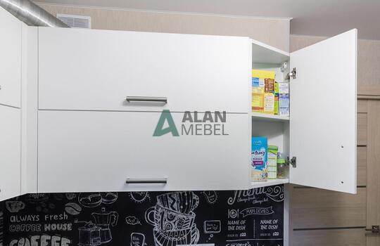 Современная строгая кухня с фасадами из древесно стружечной плиты в серо-белых тонах 