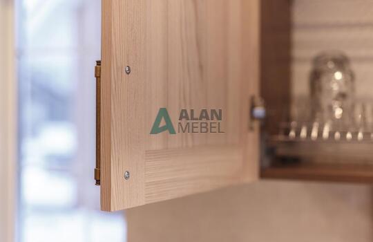 купить угловую кухню с фасадами из массива ясеня бежевого цвета в Минске 