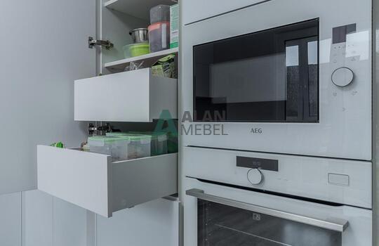 Угловая матовая кухни с акриловыми фасадами Rehau 