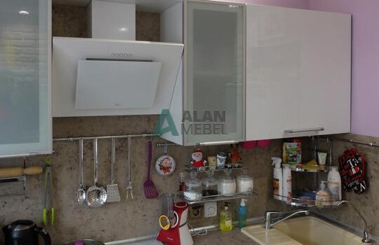 Белая угловая кухня из пластика с ручками на заказ в минске 