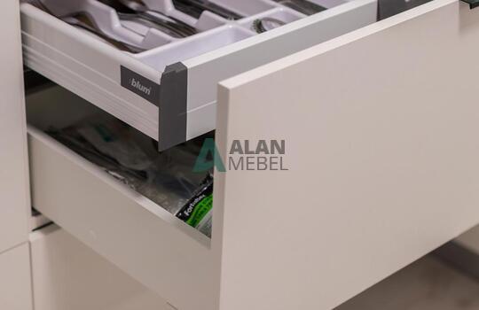 Угловая светлая кухня с фасадами из древесно стружечной плиты EGGER с доставкой в Минске 