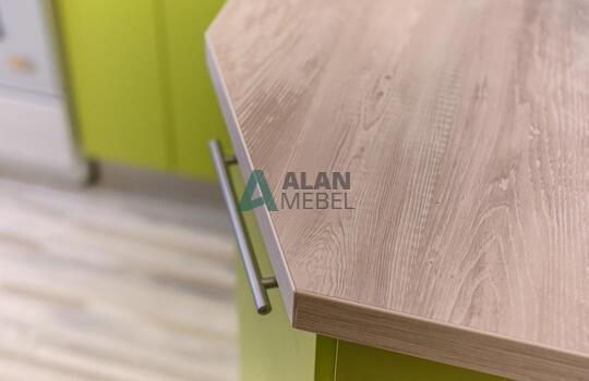 Г-образная кухня желтого цвета со столешницей под светлое дерево по индивидуальному размеру 