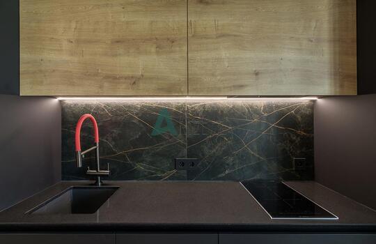 Кухня прямая под потолок 