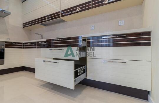 угловая кухня глянцевая со вставками натурального шпона под лаком на заказ 