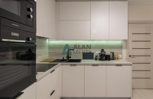 Угловая светлая кухня с фасадами из древесно стружечной плиты EGGER с доставкой в Минске 