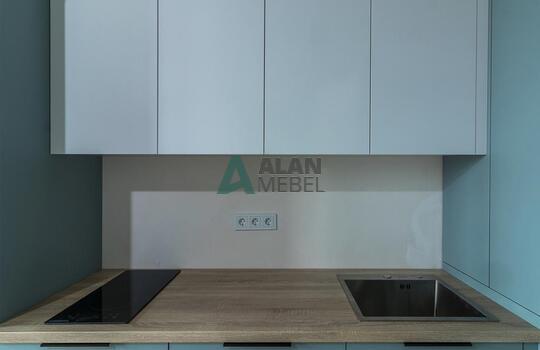 Светлая угловая кухня со встроенным газовым котлом и бойлером 