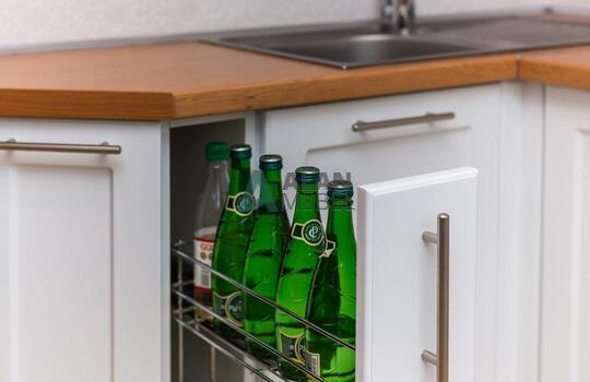 угловая кухня белого цвета с рамочными фасадами и стеклом на заказ 