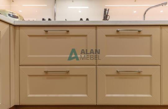 Кухня в частный дом в классическом стиле бежевого цвета с рамочными фасадаи на заказ 