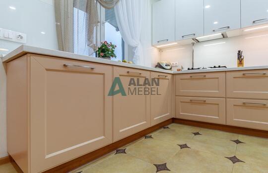 Кухня в частный дом в классическом стиле бежевого цвета с рамочными фасадаи на заказ 