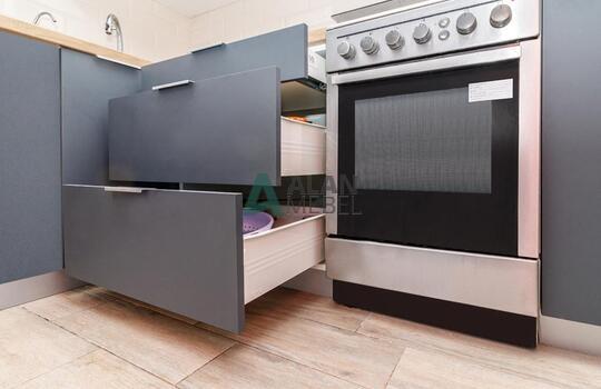 кухня углового типа в минималистичном стиле с белым верхом и серым низом без ручек по индивидуальному размеру 