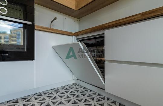 Современная угловая кухня до потолка 