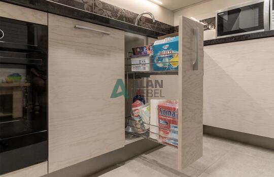 современная п-образная кухня из шпона ясеня бежевого цвета с черной глянцевой столешницей 