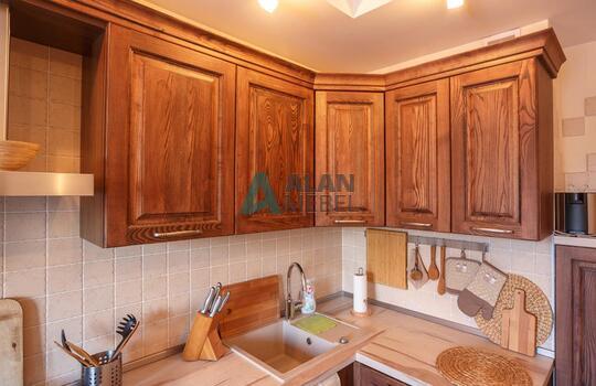 качественная угловая кухня с фасадами из массива ясеня на заказ 