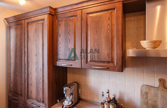 качественная угловая кухня с фасадами из массива ясеня на заказ 