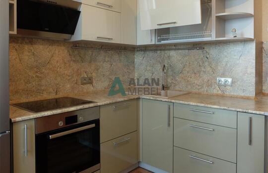 встроенная глянцева Г-образная кухня с белым верхом и серым низом по индивидуальному размеру 