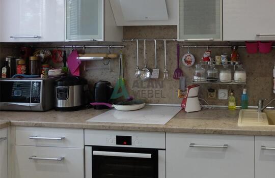 Белая угловая кухня из пластика с ручками на заказ в минске 