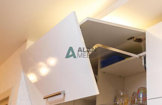 прямая встроенная кухня с глянцевыми фасадами в светлых оттенках 