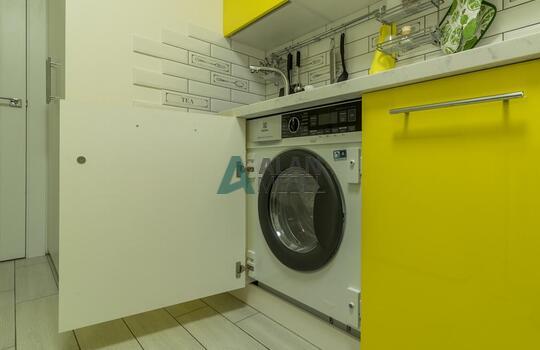 Желтая кухня без ручек со встроенной техникой 