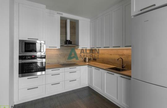 Кухня угловая с фасадами из натурального дерева, под потолок, столешница с еврозапилом 