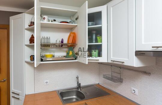 угловая кухня белого цвета с рамочными фасадами и стеклом на заказ 