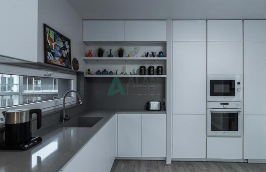 Угловая матовая кухни с акриловыми фасадами Rehau 