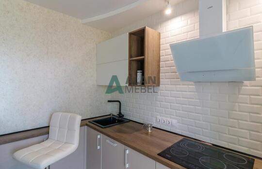 Светлая матовая акриловая кухня с барной стойкой на заказ 