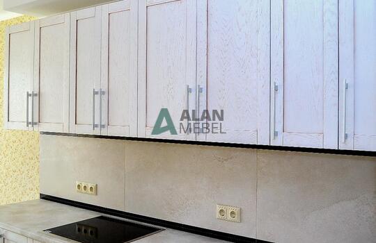 светлая кухня из натурального дерева с ручками по выгодной цене 