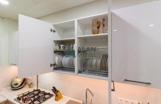 Кухня в частный дом в классическом стиле бежевого цвета с рамочными фасадаи на заказ 