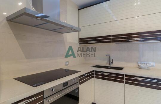 угловая кухня глянцевая со вставками натурального шпона под лаком на заказ 