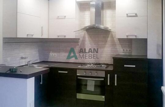 Кухня из древесно стружечной плиты черно белого цвета с барной стойкой по индивидуальным размерам 