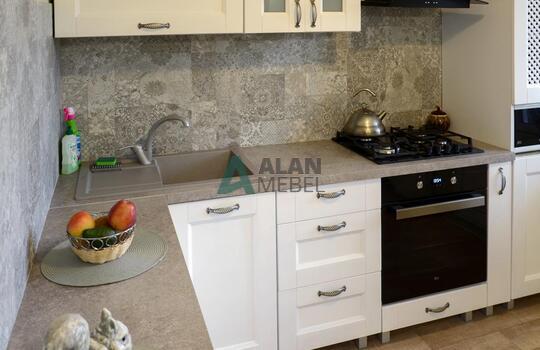 угловая кухня с белыми фасадами из натурального дерева на заказ в Минске 