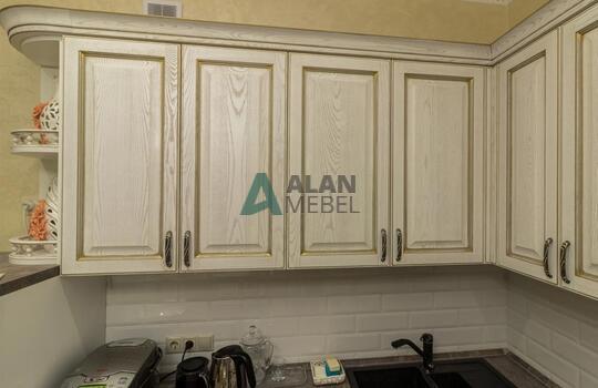 Угловая кухня из массива ясеня с патиной по индивидуальным размерам 