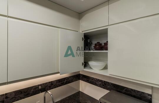 современная п-образная кухня из шпона ясеня бежевого цвета с черной глянцевой столешницей 