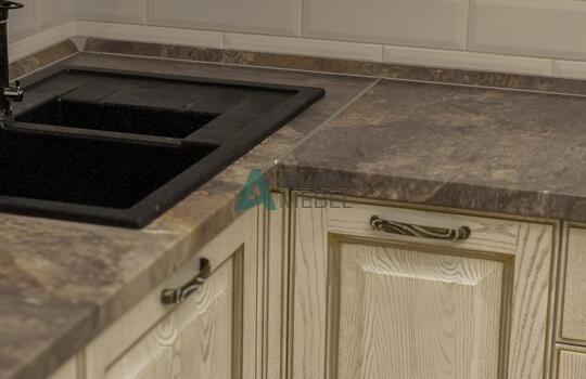 Угловая кухня из массива ясеня с патиной по индивидуальным размерам 