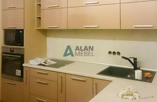 бежевая угловая кухня из пластика с ручками по индивидуальному размеру в минске 