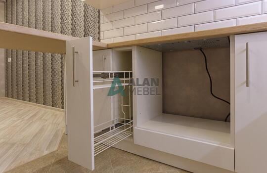 Акриловая кухня бежевого цвета с деревянной столешницей и барной стойкой на заказ 