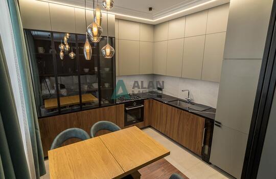 Стильная угловая кухня, фасады МДФ глянцевый со вставками из натурального шпона под лаком 