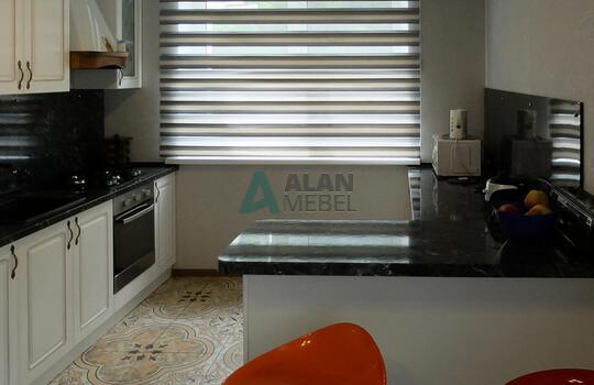 белая кухня с рамочными фасадами из МДФ со шпоном ясеня и столешницей под черный камень 