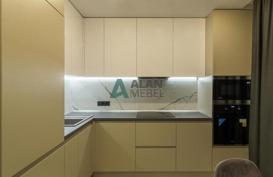 Угловая кухня без ручек со встроенной техникой 