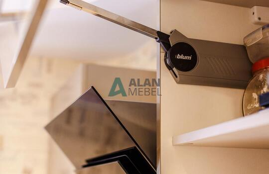 глянцевая акриловая кухня с темным низом и светлым верхом на заказ в квартиру 