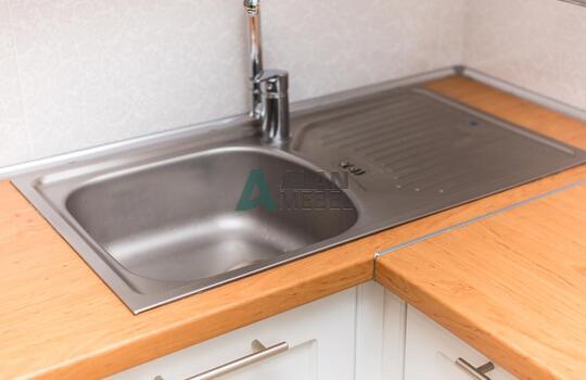 угловая кухня белого цвета с рамочными фасадами и стеклом на заказ 