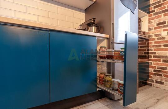 Встроенная кухня под дерево с островом в стиле лофт 