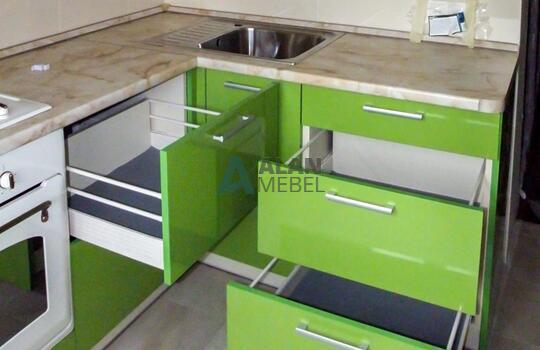зеленая угловая кухня с пластиковыми фасадами в квартиру 
