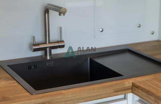 Современная угловая кухня до потолка 